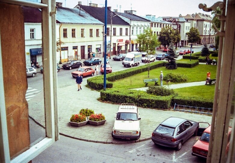  Widok z okna ratusza na jeszcze zielony rynek. 