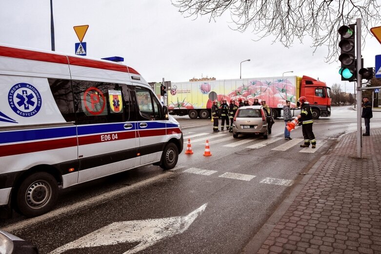  Wypadek na skrzyżowaniu przy szpitalu w Skierniewicach 