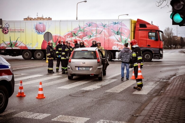  Wypadek na skrzyżowaniu przy szpitalu w Skierniewicach 