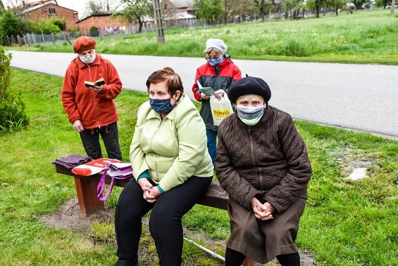  Przy kapliczkach modlą się o ustanie epidemii 