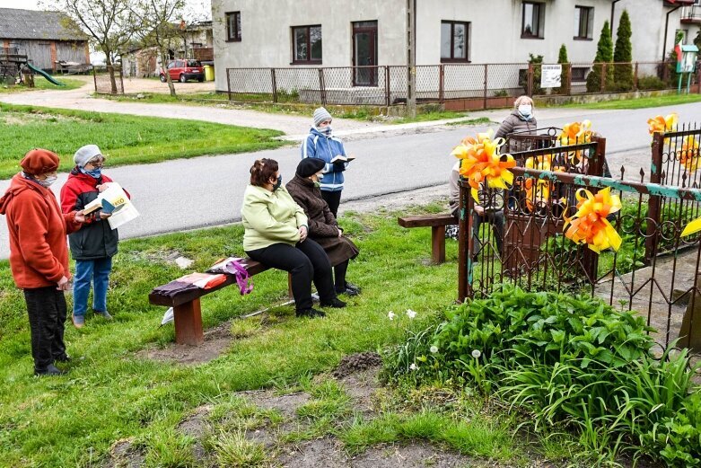  Przy kapliczkach modlą się o ustanie epidemii 