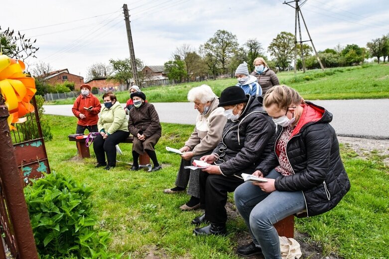  Przy kapliczkach modlą się o ustanie epidemii 