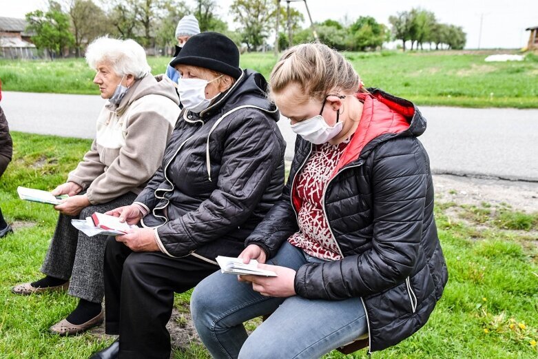  Przy kapliczkach modlą się o ustanie epidemii 