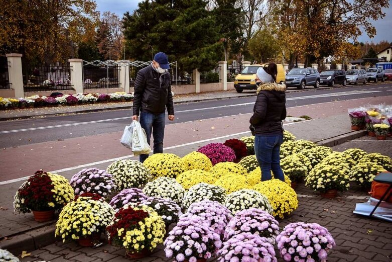  Ruszył handel przed cmentarzami w Skierniewicach 