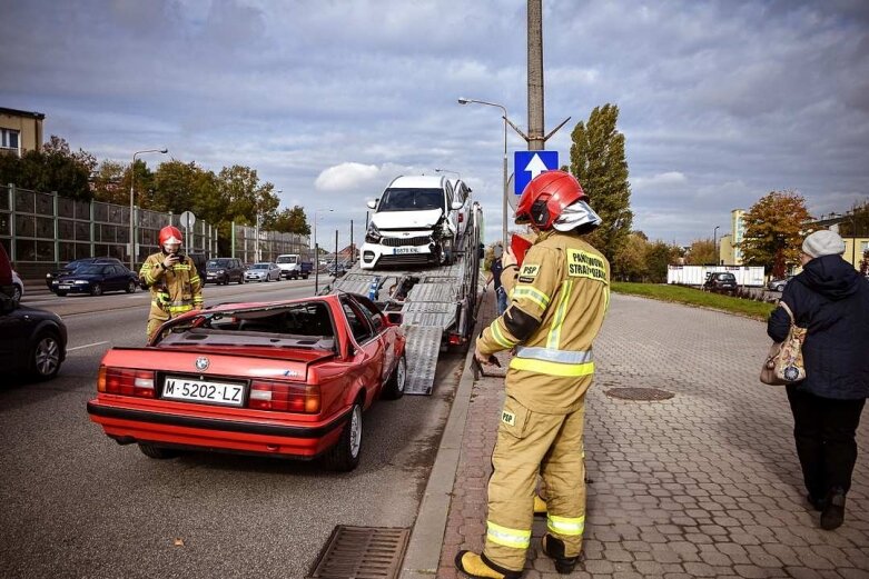  W centrum Skierniewic z lawety spadł czerwony bmw 