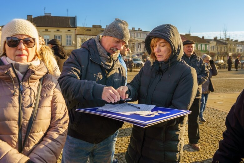  Nawrocki w Skierniewicach: Rafał Trzaskowski zachowuje się jak chorągiewa” 