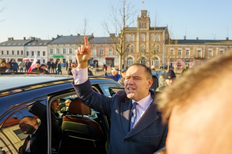  Nawrocki w Skierniewicach: Rafał Trzaskowski zachowuje się jak chorągiewa” 