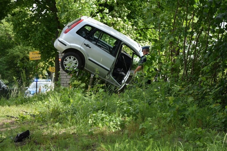  Auto zawisło na ogrodzeniu. Jedna osoba w szpitalu  