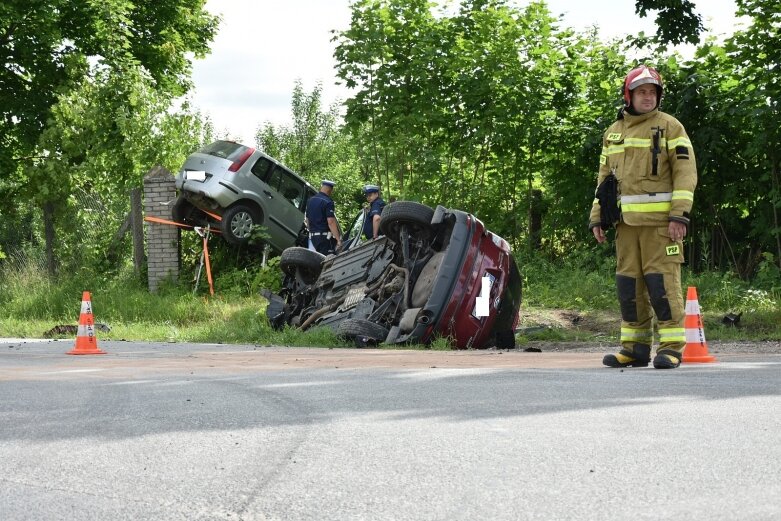  Auto zawisło na ogrodzeniu. Jedna osoba w szpitalu  