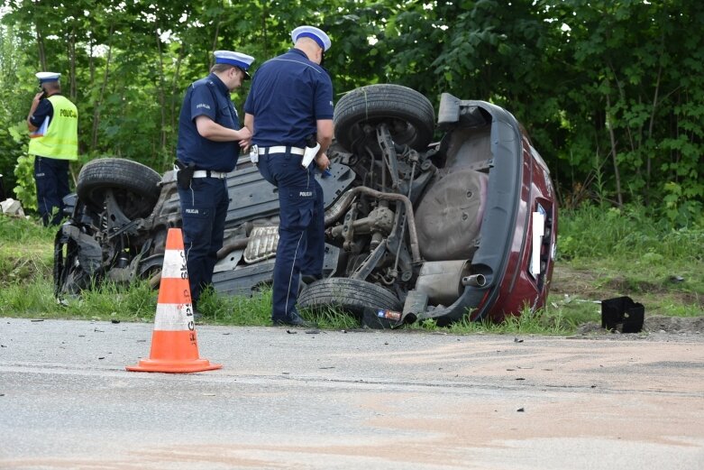  Auto zawisło na ogrodzeniu. Jedna osoba w szpitalu  