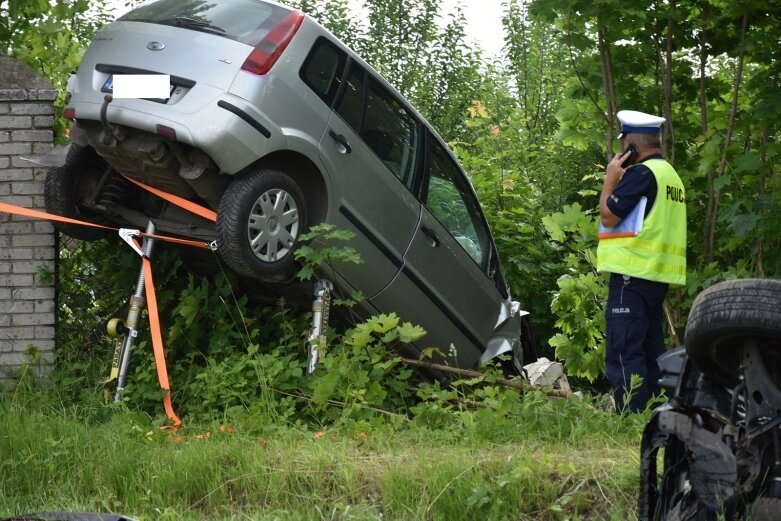  Auto zawisło na ogrodzeniu. Jedna osoba w szpitalu  