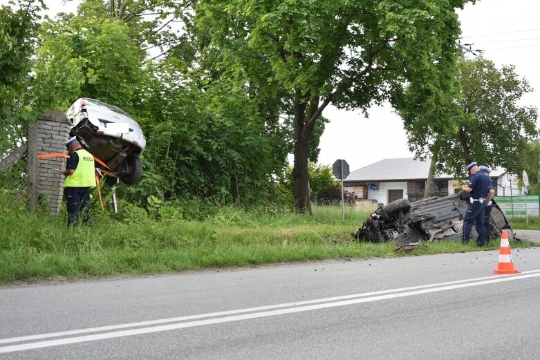  Auto zawisło na ogrodzeniu. Jedna osoba w szpitalu  