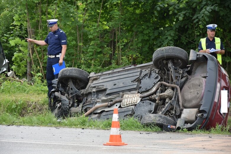  Auto zawisło na ogrodzeniu. Jedna osoba w szpitalu  