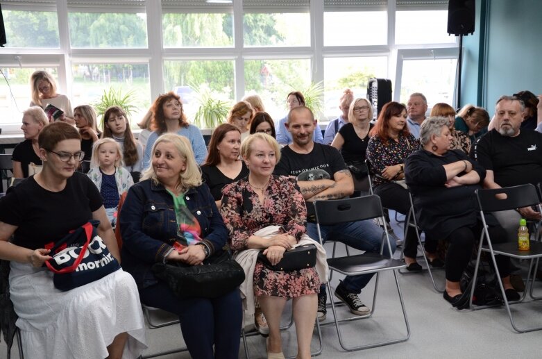  Autor kryminałów Wojciech Chmielarz gościł w Miejskiej Bibliotece Publicznej w Skierniewicach  