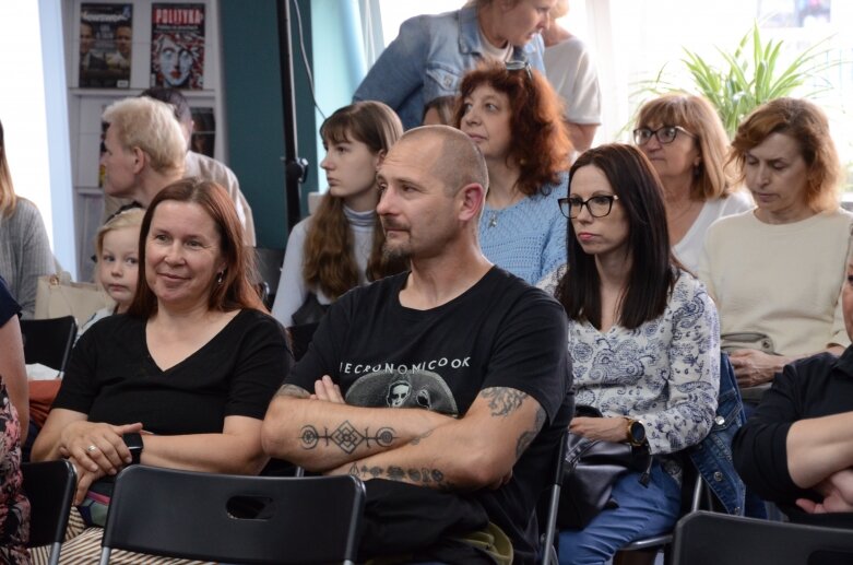  Autor kryminałów Wojciech Chmielarz gościł w Miejskiej Bibliotece Publicznej w Skierniewicach  