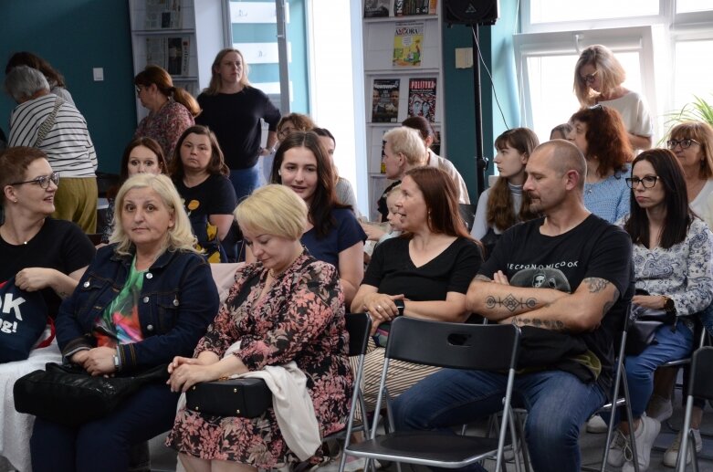  Autor kryminałów Wojciech Chmielarz gościł w Miejskiej Bibliotece Publicznej w Skierniewicach  