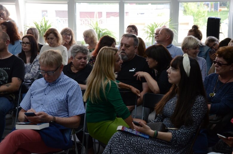  Autor kryminałów Wojciech Chmielarz gościł w Miejskiej Bibliotece Publicznej w Skierniewicach  