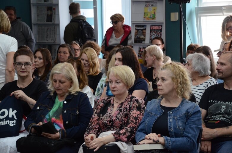  Autor kryminałów Wojciech Chmielarz gościł w Miejskiej Bibliotece Publicznej w Skierniewicach  