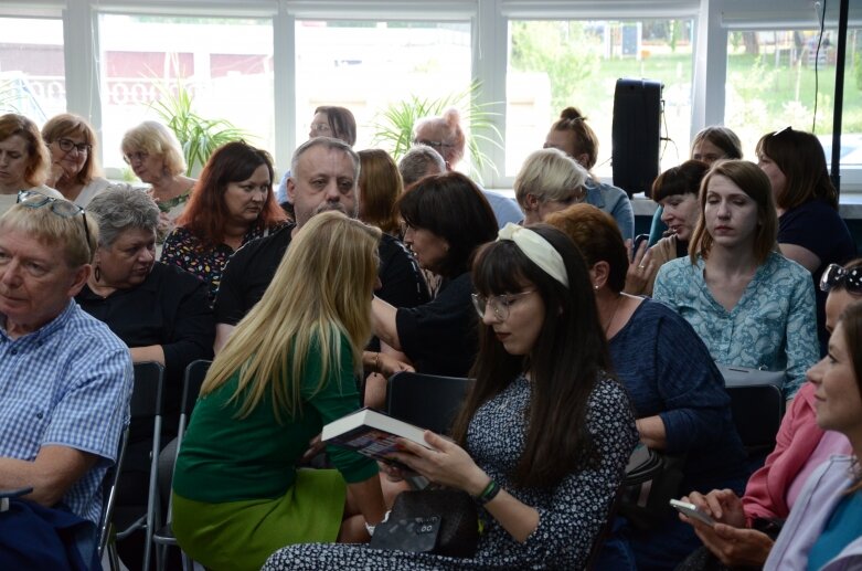  Autor kryminałów Wojciech Chmielarz gościł w Miejskiej Bibliotece Publicznej w Skierniewicach  