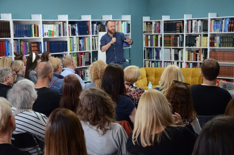  Autor kryminałów Wojciech Chmielarz gościł w Miejskiej Bibliotece Publicznej w Skierniewicach  