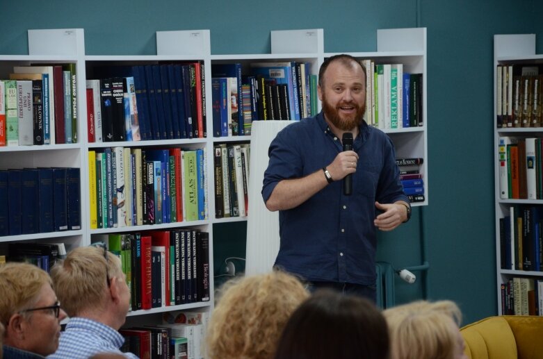  Autor kryminałów Wojciech Chmielarz gościł w Miejskiej Bibliotece Publicznej w Skierniewicach  