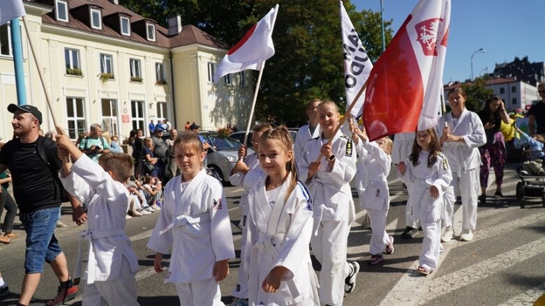  Barwna parada przeszła ulicami miasta 