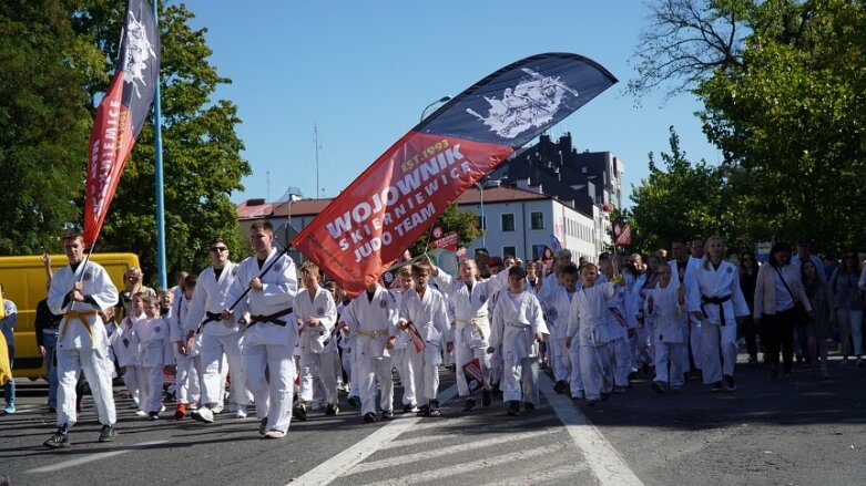  Barwna parada przeszła ulicami miasta 