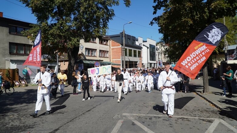  Barwna parada przeszła ulicami miasta 