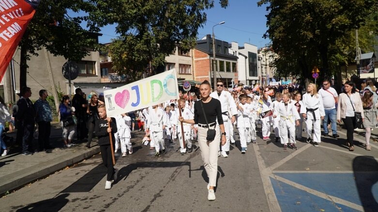  Barwna parada przeszła ulicami miasta 