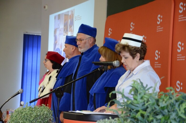  Białe czapki i wielkie emocje: uroczystość w Akademii Nauk Stosowanych Stefana Batorego 