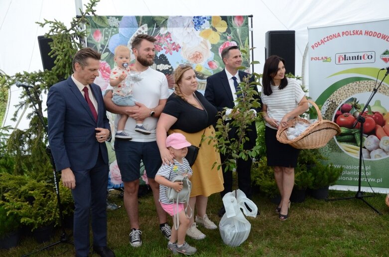  Blisko 280 drzewek trafiło do najmłodszych skierniewiczan [ZDJĘCIA] 