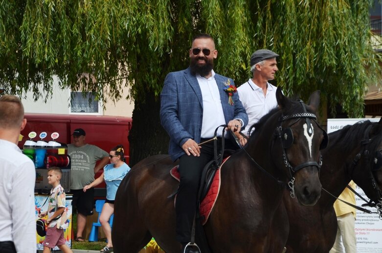  Burmistrz Jeżowa na dożynki wjechał wierzchem 