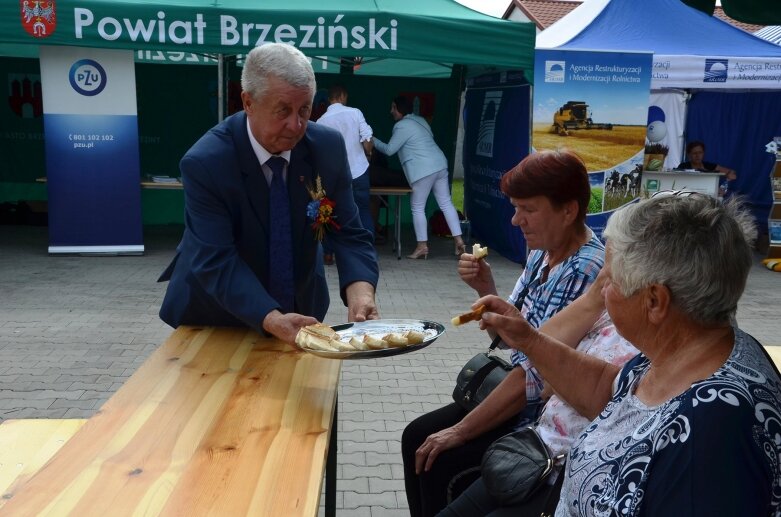  Burmistrz Jeżowa na dożynki wjechał wierzchem 