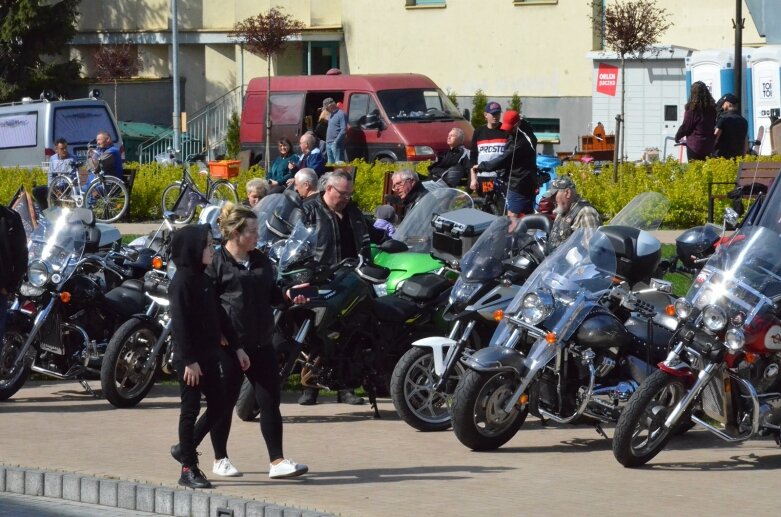  Charytatywny zlot samochodów i motocykli w Skierniewicach [ZDJĘCIA] 