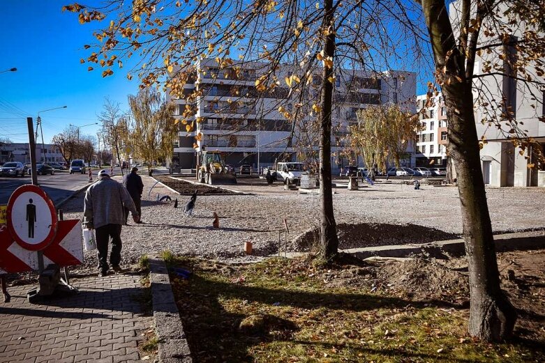  Co dzieje się przy skierniewickim centrum kultury [ZDJĘCIA] 