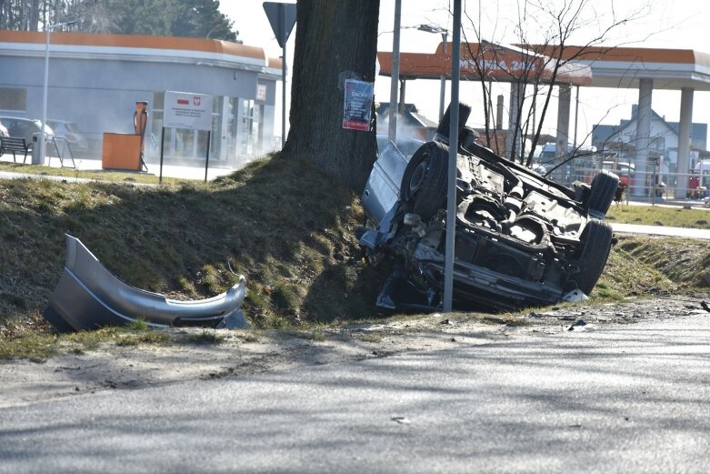  Dachowanie auta pod Skierniewicami. 3 osoby w szpitalu 