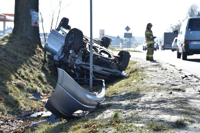  Dachowanie auta pod Skierniewicami. 3 osoby w szpitalu 