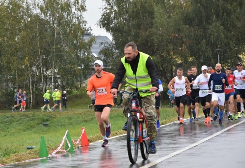  Deszczowy Bieg Zielonego Jabłuszka. Zwycięstwo Artura Kamińskiego  