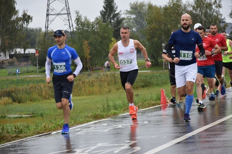  Deszczowy Bieg Zielonego Jabłuszka. Zwycięstwo Artura Kamińskiego  