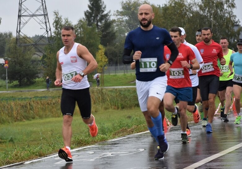  Deszczowy Bieg Zielonego Jabłuszka. Zwycięstwo Artura Kamińskiego  