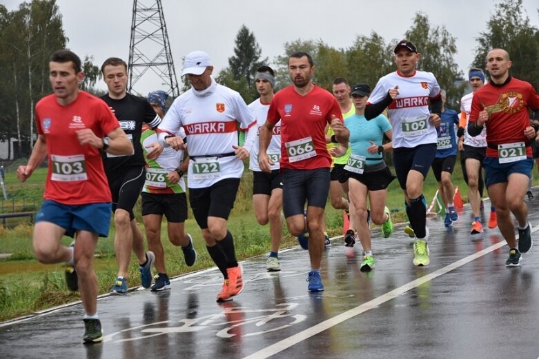  Deszczowy Bieg Zielonego Jabłuszka. Zwycięstwo Artura Kamińskiego  