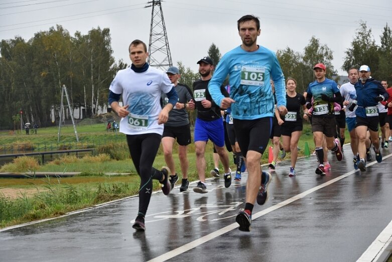  Deszczowy Bieg Zielonego Jabłuszka. Zwycięstwo Artura Kamińskiego  