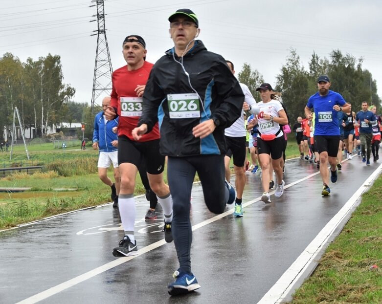  Deszczowy Bieg Zielonego Jabłuszka. Zwycięstwo Artura Kamińskiego  