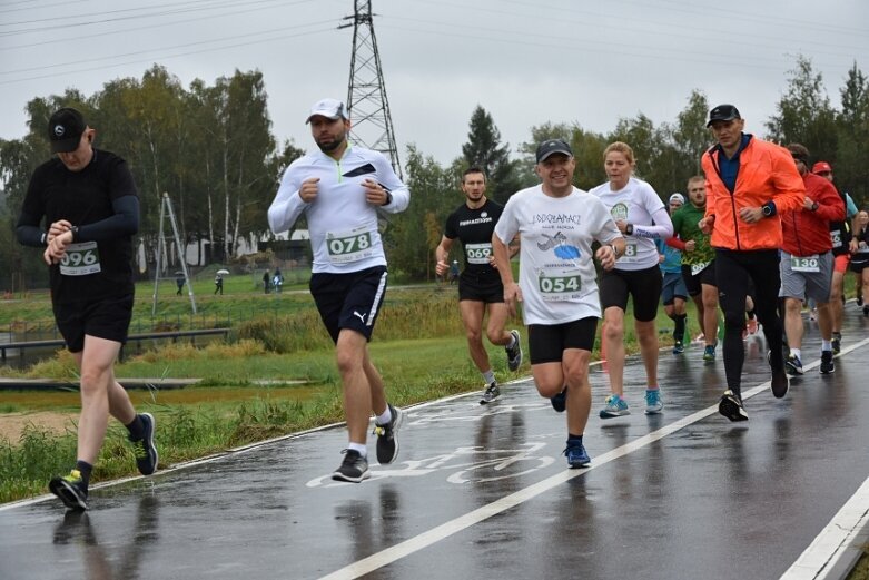  Deszczowy Bieg Zielonego Jabłuszka. Zwycięstwo Artura Kamińskiego  