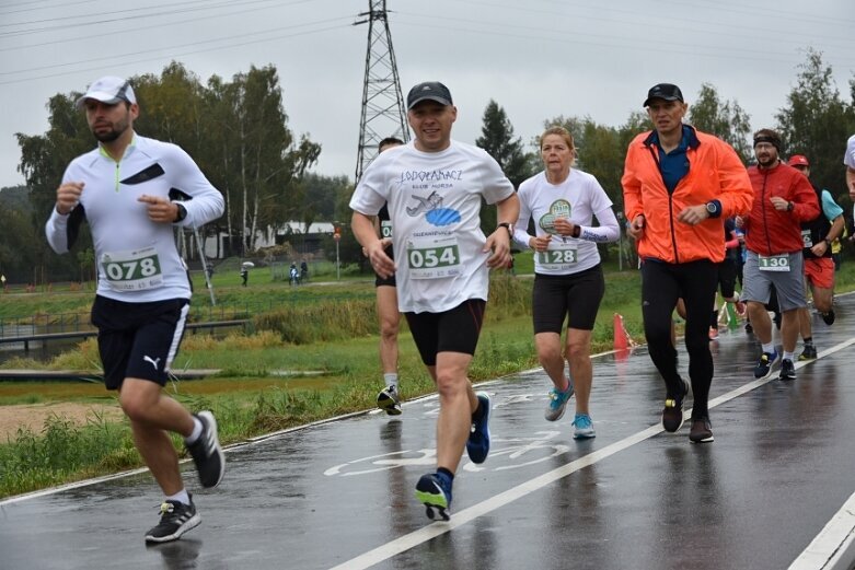  Deszczowy Bieg Zielonego Jabłuszka. Zwycięstwo Artura Kamińskiego  