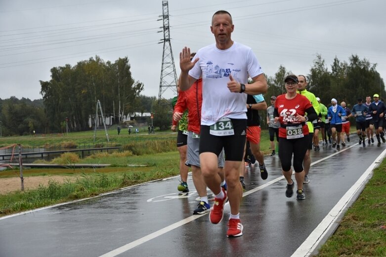  Deszczowy Bieg Zielonego Jabłuszka. Zwycięstwo Artura Kamińskiego  