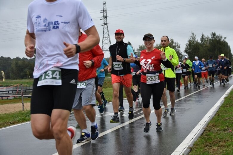  Deszczowy Bieg Zielonego Jabłuszka. Zwycięstwo Artura Kamińskiego  