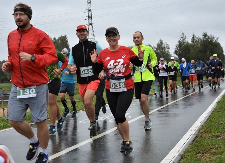  Deszczowy Bieg Zielonego Jabłuszka. Zwycięstwo Artura Kamińskiego  