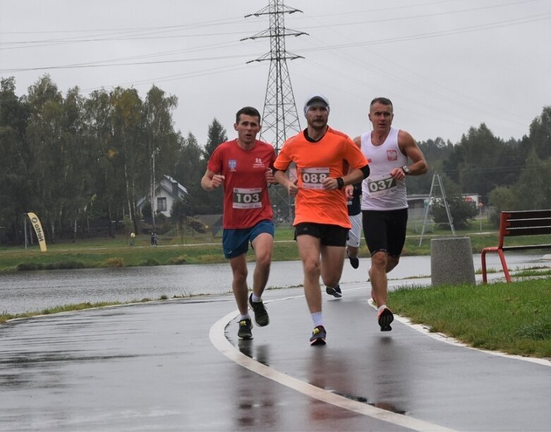  Deszczowy Bieg Zielonego Jabłuszka. Zwycięstwo Artura Kamińskiego  