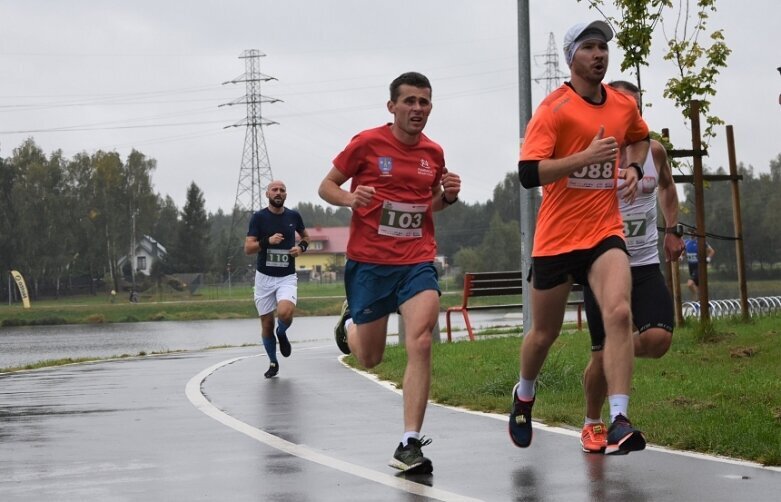  Deszczowy Bieg Zielonego Jabłuszka. Zwycięstwo Artura Kamińskiego  